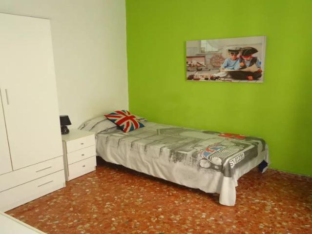 Room in shared apartment in Cordoba