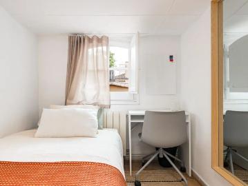 Room in shared apartment in Barcelona