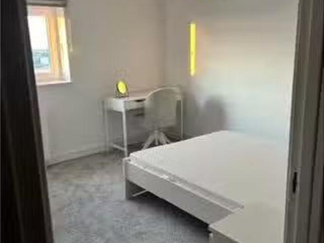 Room in shared apartment in London