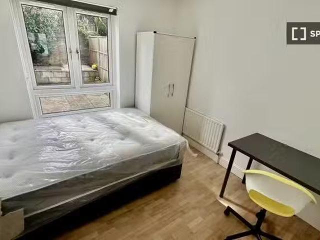 Room in shared apartment in London