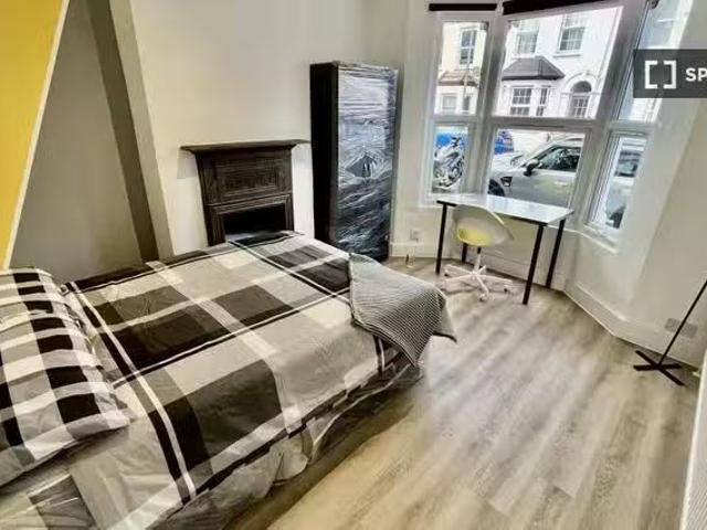 Room in shared apartment in London