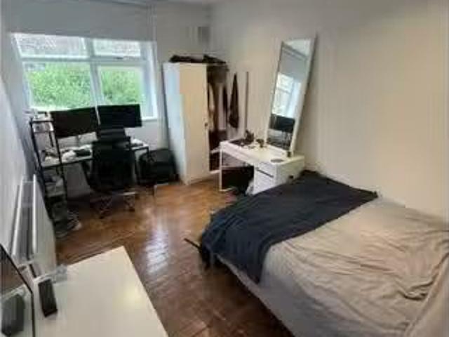 Room in shared apartment in London