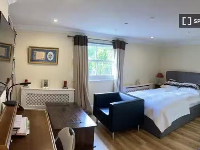 Room in shared apartment in London