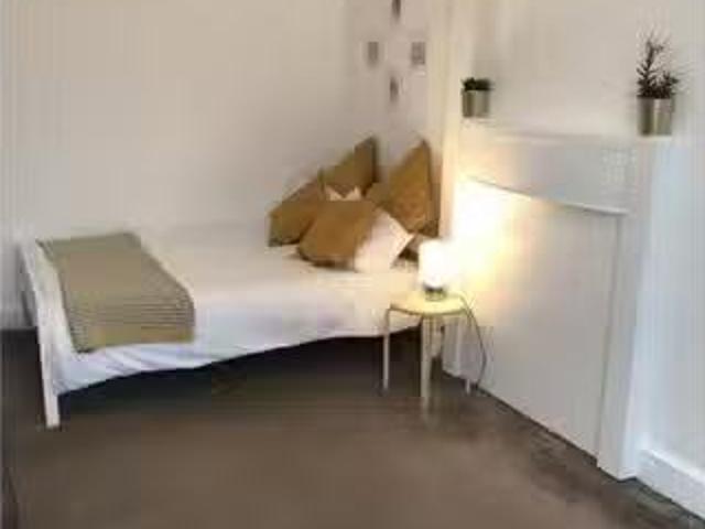 Room in shared apartment in Newington