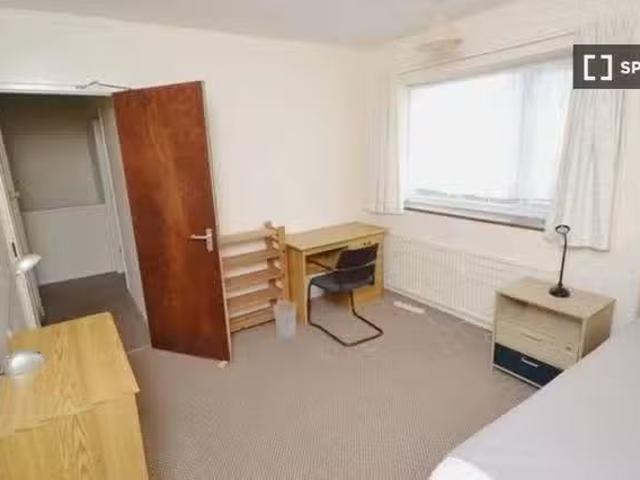 Room in shared flat for rent in Clifton Estate North