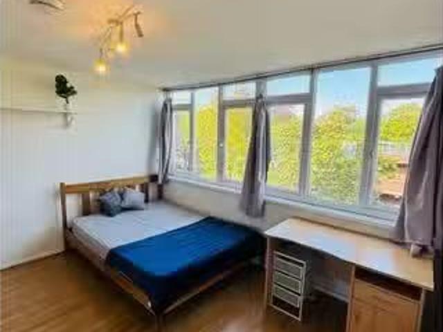 Room in shared flat for rent in Larkhall, London