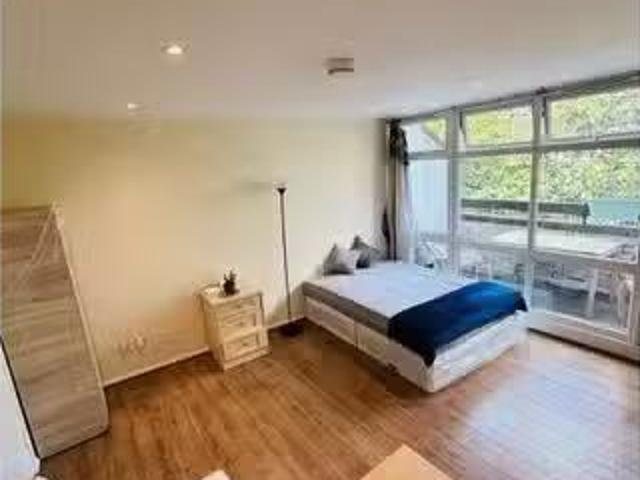 Room in shared flat for rent in Larkhall, London