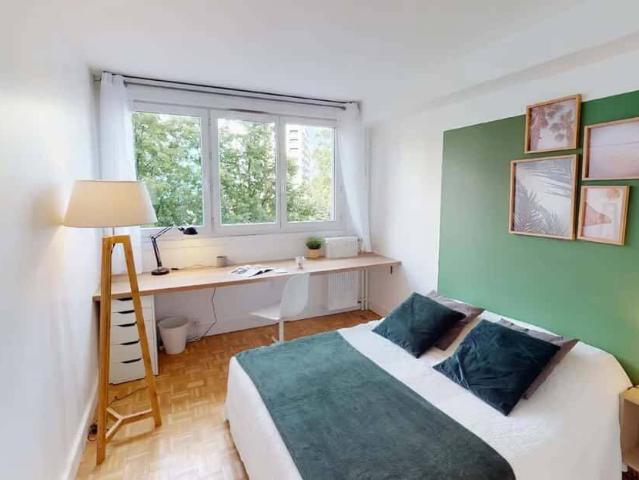 Room in Square Henri Regnault, Courbevoie for 89 m² with 4 bedro