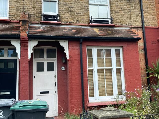 Room in wood green 5 minutes walking to the station