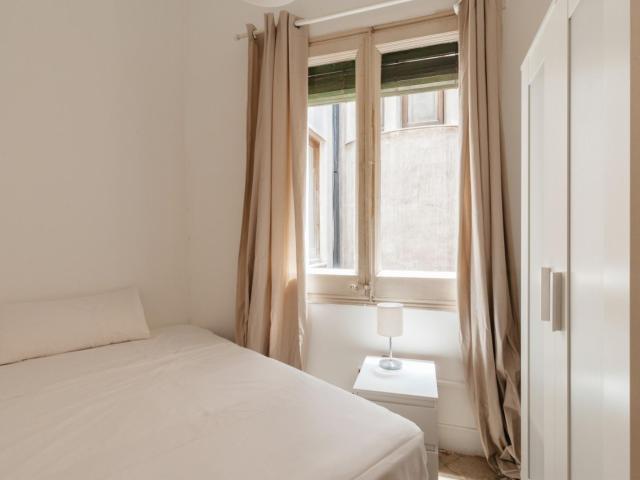 Room in 14 bedroom apartment in Sant Gervasi