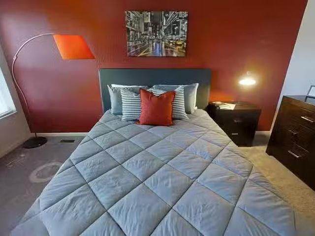Room in 2 Bedroom 1.5 Bathroom C 1st Flr wm211g