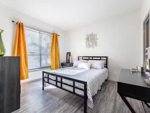 Room in 2 Bedroom 2 Bathroom B3