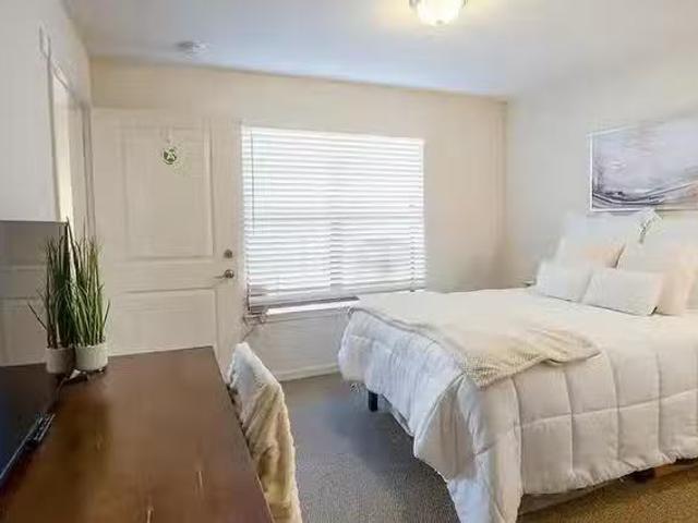 Room in 2 Bedroom 2 Bathroom Renovated