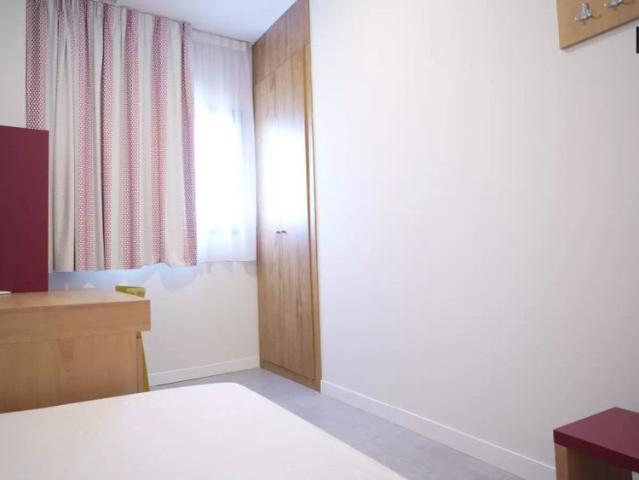 Room in 2 bedroom apartment in Cartuja Half board included
