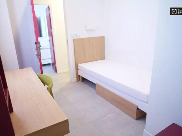 Room in 2 bedroom apartment in Cartuja Half board included