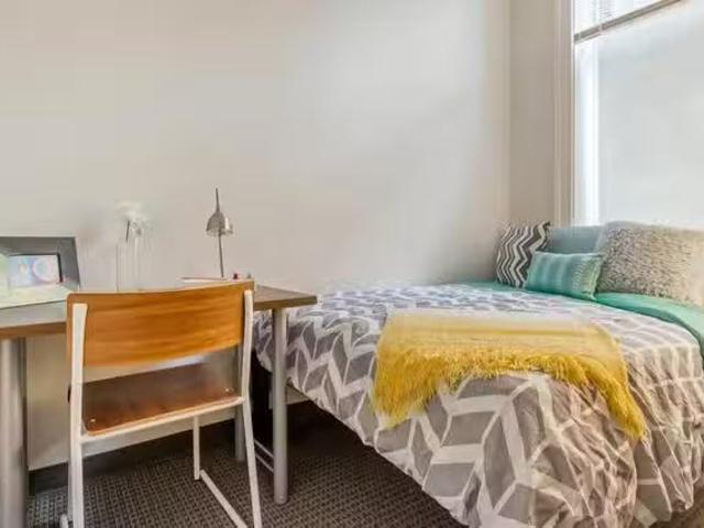 Room in 3 Bedroom 2 Bathroom 3X2
