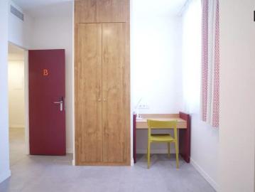 Room in 3 bedroom apartment in Cartuja Half board included