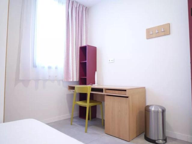 Room in 3 bedroom apartment in Cartuja Half board included