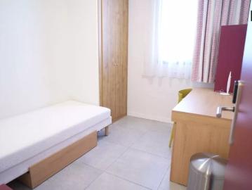 Room in 3 bedroom apartment in Cartuja Half board included