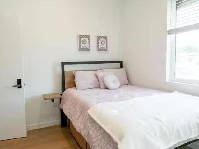 Room in 4 Bedroom 2 Bathroom 4BR/2BA F