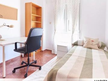 Room in 4 bedroom apartment in Seville