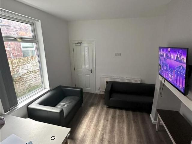 Room In 5 Bed Beresford Avenue, Hull HU6, 5 bed shared accommodation to rent, £450 pcm | PrimeLocation