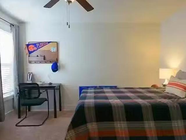 Room in 5 Bedroom 5.5 Bathroom Talmadge Unfurnished
