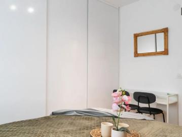 Room in 5 bedroom apartment in Madrid