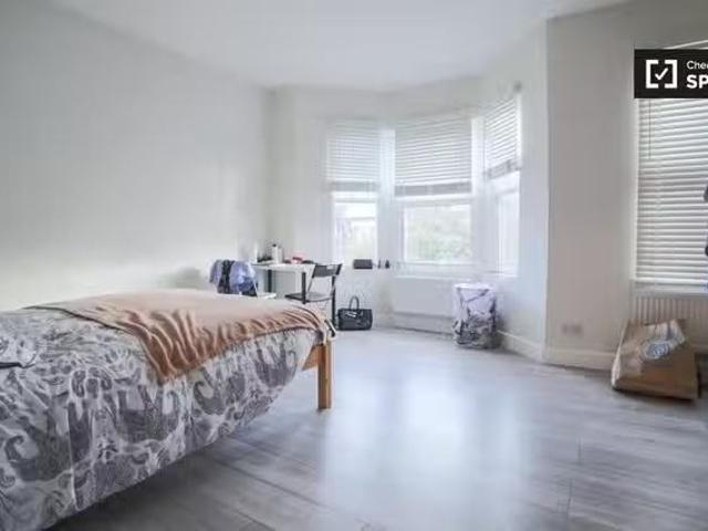 Room in 5 bedroom flatshare in South Tottenham, London
