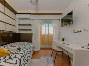 Room in 6 bedroom apartment for rent in Burjassot, Valencia