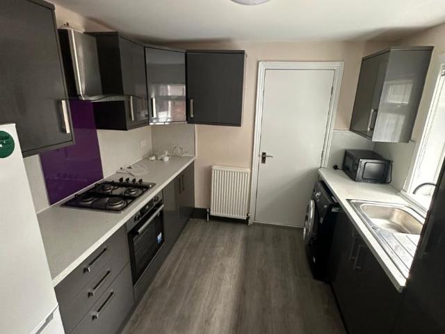 Room In 6 Bedroom, Cranbrook Avenue, Hull HU6, 5 bed property to rent, £500 pcm | PrimeLocation