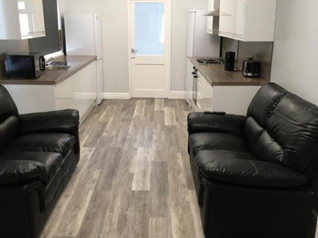Room In 6 Bedroom Cranbrook Avenue, Hull HU6, 6 bed property to rent, £450 pcm | PrimeLocation