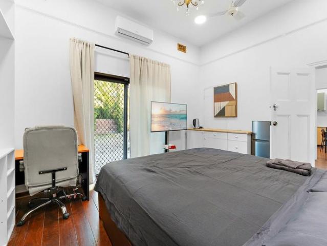 SINGLE ROOM RENTAL: Fully furnished room for rent with bills included