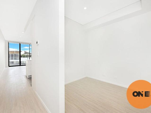 #ROOM SIZED STUDY WITH DOOR #MODERN #2MIN FROM TRAIN STATION AND SCHOOL