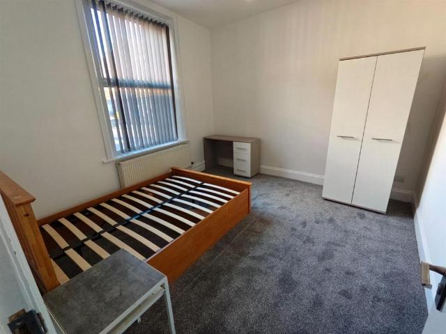 Room To Let in Shared House on. 1 bed in a house share to rent £550 pcm £127 pw