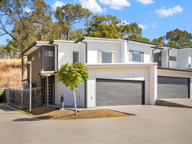 Room to Relax in Stylish Glen Eden Townhouse