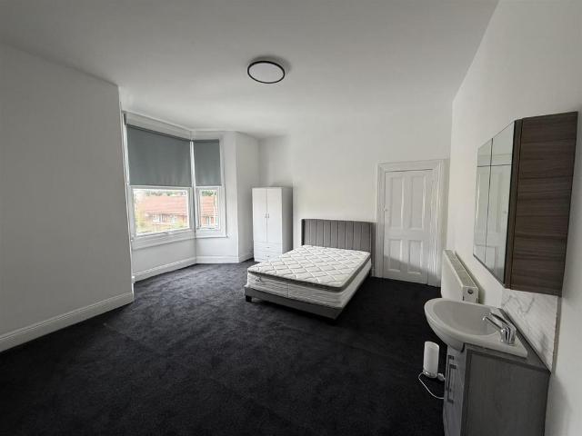 Room to Rent Adderbury Grove, Hull 5 bed house share to rent £477 pcm £110 pw