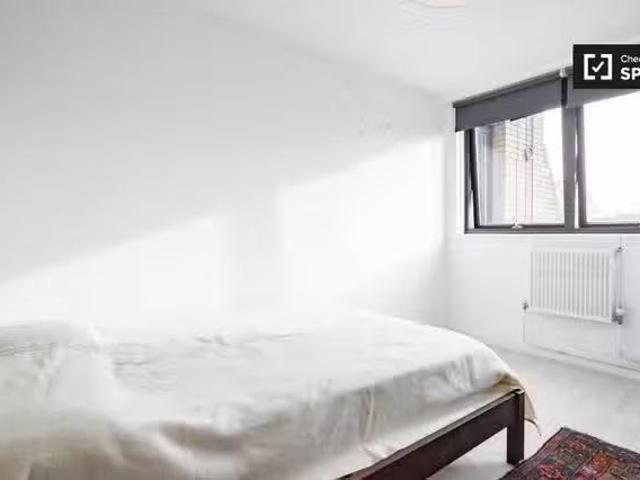 Room to rent in 2 bedroom flatshare in North Kensington