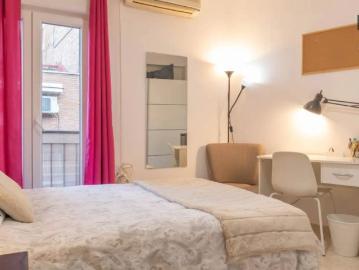 Room with a balcony in 4 bedroom apartment in Carabanchel