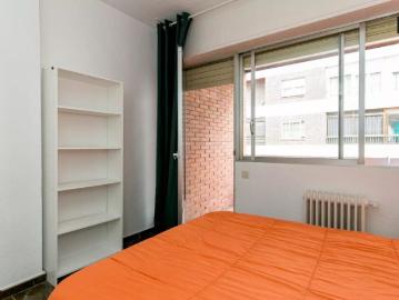 Room with double bed for rent in 5 bedroom apartment in Ronda
