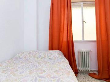 Room with desk and single bed for rent in 5 bedroom apartment in Ronda