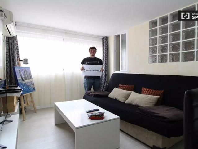 Room with single bed for rent in 3 bedroom apartment in San Blas