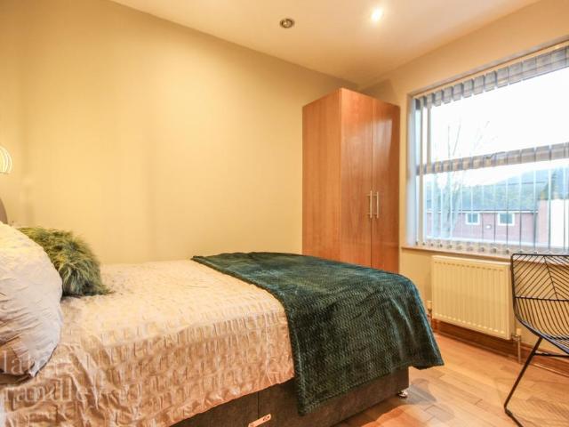 Room 112, West One, 55 57. 1 bed in a house share to rent £505 pcm £117 pw