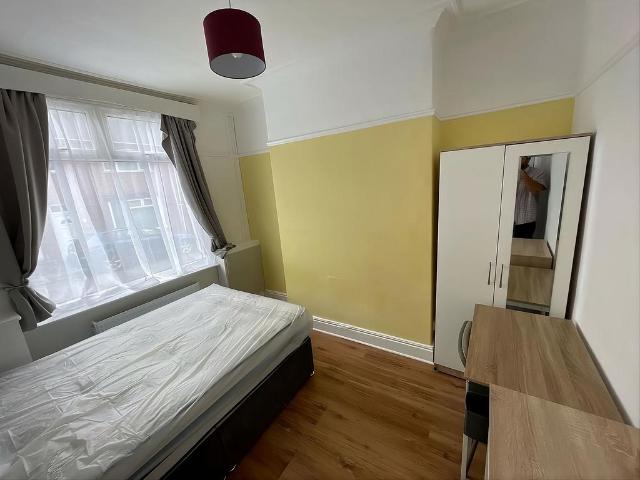 Room 1, 12 Mellard Street, Newcastle ST5 1 bed in a house share to rent £440 pcm £102 pw
