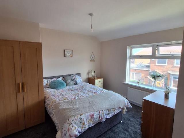 Room 1 1 bed in a house share to rent £550 pcm £127 pw