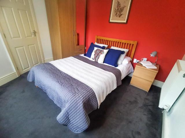 Room 1, Elphinstone Road. 1 bed in a house share to rent £540 pcm £125 pw