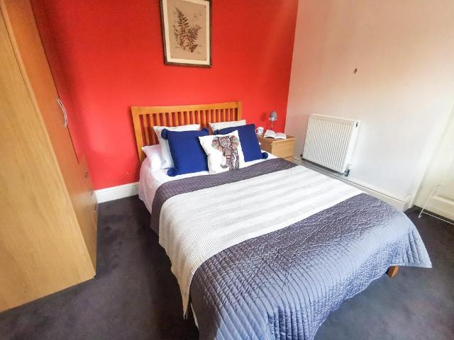 Room 1, Elphinstone Road. 1 bed in a house share to rent £550 pcm £127 pw