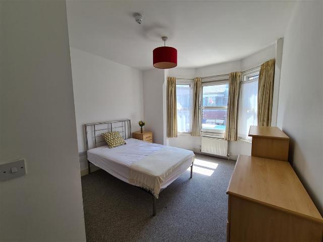 Room 1, Flat 2, 33 Mill Road, Cambridge CB1, Room to rent, £775 pcm | PrimeLocation