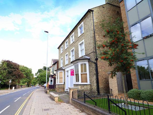 Room 1 Flat 3 31 Goldington Road 1 bed in a house share to rent £650 pcm £150 pw