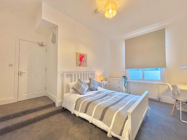 Room 1, Hawes Court 1 bed in a house share to rent £675 pcm £156 pw